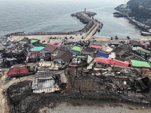 산불에 폐허 된 바닷가 마을[촬영 윤관식]