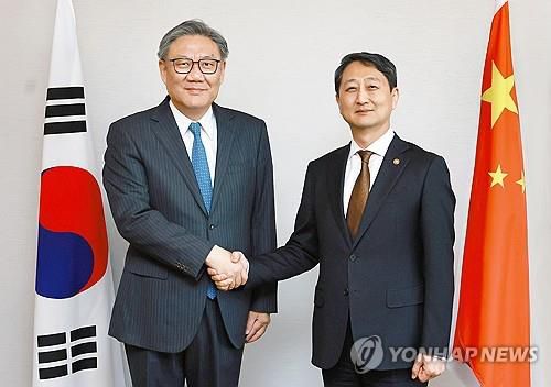안덕근 장관, 중국 상무부 부장 면담    (서울=연합뉴스) 안덕근 산업통상자원부 장관이 29일 오후 서울 중구 롯데호텔에서 제13차 한·일·중 경제통상장관회의 참석 계기로 방한한 왕 원타오 중국 상무부 부장과 면담에 앞서 기념촬영하고 있다. 2025.3.29 [산업통상자원부 제공. 재판매 및 DB 금지]     photo@yna.co.kr (끝)
