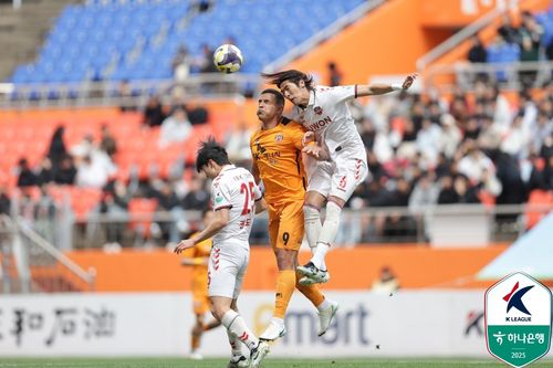공중볼을 다투는 선수들[한국프로축구연맹 제공. 재판매 및 DB 금지]