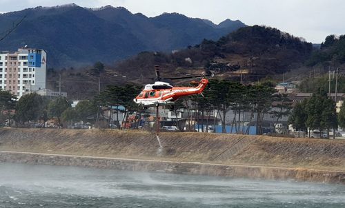 잔불 정리를 위해 물을 퍼나르는 헬기[촬영 박정헌]