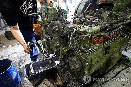 강철 나사 생산 공장(미국 일리노이주 나일스 AP=연합뉴스) 2025년 3월 18일 미국 일리노이주 나일스 소재 코마 스크루 코프 공장에서 한 노동자가 나사를 생산하고 있다. (AP Photo/Nam Y. Huh) 2025.3.30.