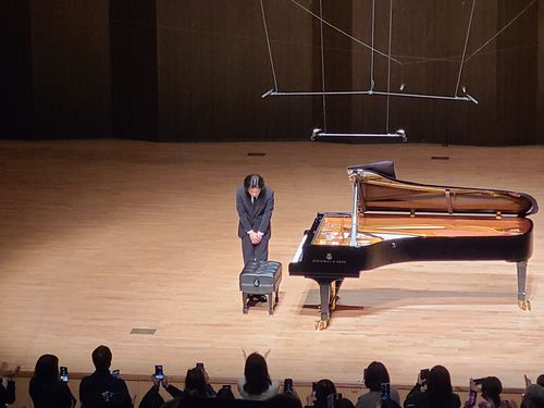 임윤찬 피아노 리사이틀(통영=연합뉴스) 박원희 기자 = 30일 통영국제음악당 콘서트홀에서 열린 리사이틀에서 피아니스트 임윤찬이 관객들에게 인사하고 있다. 2025.03.30. encounter24@yna.co.kr