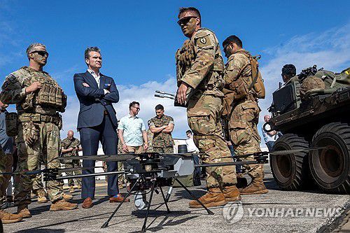 하와이 주둔 미군들을 찾아 보유 장비를 살펴보는 피트 헤그세스 미 국방장관[로이터 연합뉴스 자료사진. 재판매 및 DB 금지]