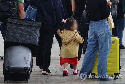 엄마 손잡은 아이[연합뉴스 자료사진] ※기사와 직접적인 연관이 없는 사진임.