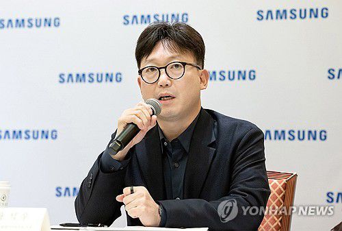 질문에 답하는 용석우 사장(서울=연합뉴스) 용석우 삼성전자 영상디스플레이사업부장 사장이 7일(현지시간) 미국 라스베이거스 CES 2025 현장에서 열린 국내 기자간담회에서 질문에 답하고 있다. 2025.1.8 [삼성전자 제공. 재판매 및 DB 금지] photo@yna.co.kr