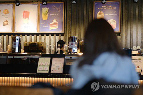 커피 가격 줄인상…스타벅스, 아메리카노 톨 4천700원으로 올려(서울=연합뉴스) 류효림 기자 = 스타벅스 코리아는 톨 사이즈 음료 22종의 가격을 오는 24일부터 200∼300원 인상한다. 원두 가격이 상승한 커피 외에 티 음료 가격도 함께 오른다. 카페 아메리카노, 카페 라떼, 카푸치노, 카라멜 마키아또, 자몽허니 블랙티 등 13종은 톨 사이즈와 숏 사이즈 모두 200원씩 인상된다. 사진은 21일 서울 시내 한 스타벅스 매장.  2025.1.21 ryousanta@yna.co.kr