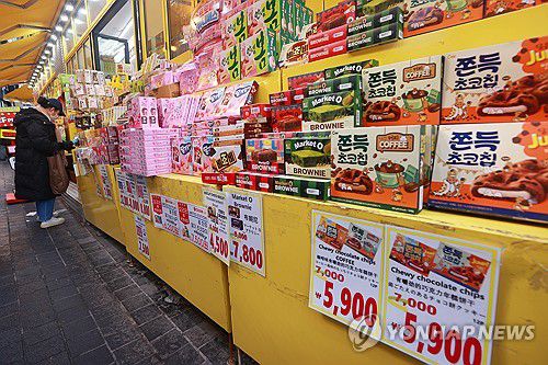 과자·초콜릿 등 가공식품 상승률 2.7%(서울=연합뉴스) 진연수 기자 = 식품·외식업계에서 최근 음료, 과자, 빵 등 가공식품과 외식 메뉴 가격 인상이 이어지고 있다. 이상 기후로 일부 식재료 가격이 급등한 상황에서 원/달러 환율 상승 여파로 수입 단가도 높아져 식품·외식기업의 원가 부담이 커졌기 때문이다. 9일 농림축산식품부에 따르면 지난달 소비자물가 동향에서 가공식품과 외식 물가 지수 상승률은 각각 2.7%, 2.9%로, 전체 소비자물가 지수 상승률(2.2%)을 웃돌았다.     사진은 이날 서울 시내 한 거리에 진열된 과자. 2025.2.9 jin90@yna.co.kr