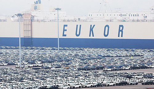 경기 평택항에서 수출 대기 중인 자동차들[연합뉴스 자료사진]