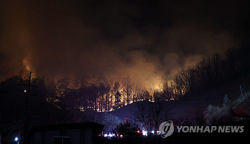 거세지는 산청 산불지난 27일 오후 경남 산청군 시천면 야산에서 야간 산불이 확산하고 있다. [연합뉴스 자료사진]