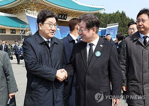 악수하는 이재명 대표와 권성동 원내대표(대전=연합뉴스) 홍해인 기자 = 더불어민주당 이재명 대표와 국민의힘 권성동 원내대표가 28일 국립대전현충원에서 열린 10회 서해수호의날 기념식을 마친 뒤 행사장을 나오며 악수하고 있다. 2025.3.28 hihong@yna.co.kr