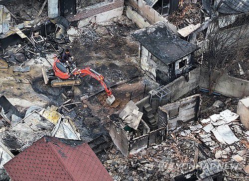 막막하기만 한 산불복구(영덕=연합뉴스) 손형주 기자 = 28일 오후 경북 영덕군 영덕읍 노물리 마을에서 주민과 인부들이 포크레인 등을 이용해 복구 작업을 벌이고 있다. 2025.3.28 handbrother@yna.co.kr