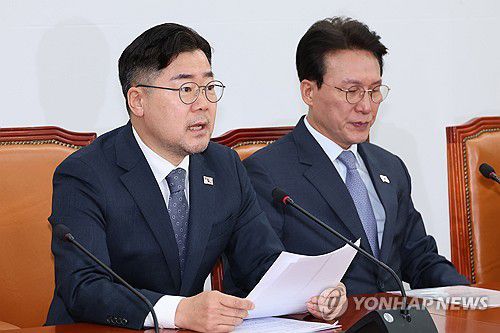 마은혁 재판관 임명 촉구하는 박찬대 원내대표(서울=연합뉴스) 김주성 기자 = 더불어민주당 박찬대 원내대표가 30일 서울 여의도 국회에서 한덕수 대통령 권한대행 겸 국무총리에게 마은혁 헌법재판관 후보자를 임명할 것을 촉구하고 있다.      박 원내대표는 "한 총리가 4월 1일까지 헌법수호 책무를 이행하지 않는다면, 민주당은 중대 결심을 할 것"이라고 밝혔다. 2025.3.30 utzza@yna.co.kr