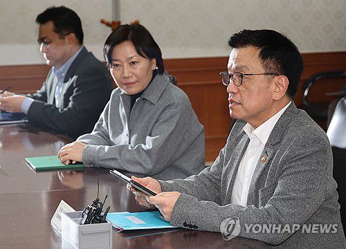 최상목 부총리, 긴급현안 경제장관 간담회(서울=연합뉴스) 한상균 기자 = 최상목 부총리 겸 기획재정부 장관이 30일 정부서울청사에서 긴급현안 관련 경제관계 장관 간담회를 하고 있다. 2025.3.30 xyz@yna.co.kr