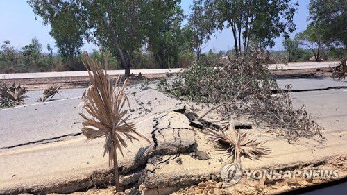 강진으로 파괴된 미얀마 고속도로(네피도[미얀마]=연합뉴스) 박의래 특파원 = 미얀마 중부에서 28일(현지시간) 발생한 7.7 규모 강진으로 30일 미얀마 수도 네피도 인근 고속도로가 갈라져 있다. 2025.3.30 laecorp@yna.co.kr