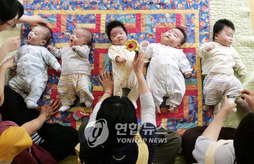 2006년 국내외로 입양 가기 직전의 아기들 모습[연합뉴스 자료사진]