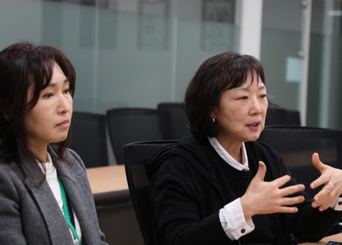 연합뉴스와 인터뷰 중인 배진시 대표와 권희정 소장(오른쪽)[진성철 기자 촬영]