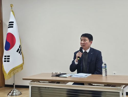 공항 건설 계획 설명하는 이윤상 가덕도신공항건설공단 이사장[촬영 임성호]