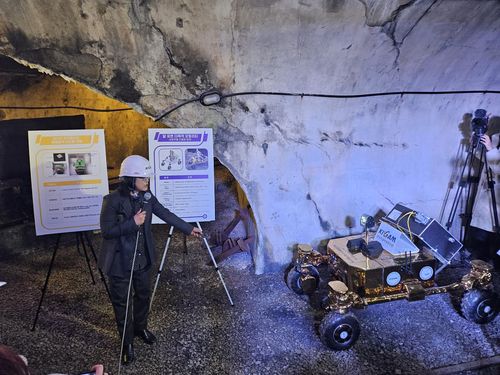 탐사 로버에 관해 설명하는 김경자 지질연 센터장[촬영 조승한]