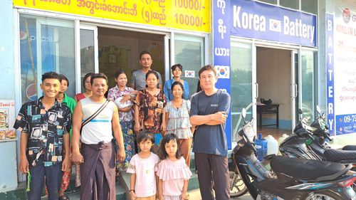 조성현 만달레이 한인회장과 직원들(만달레이=연합뉴스) 박의래 특파원 = 31일 미얀마 만달레이에서 자동차 배터리 사업을 하는 조성현 만달레이 한인회장과 직원들의 모습. 2025.3.31. laecorp@yna.co.kr