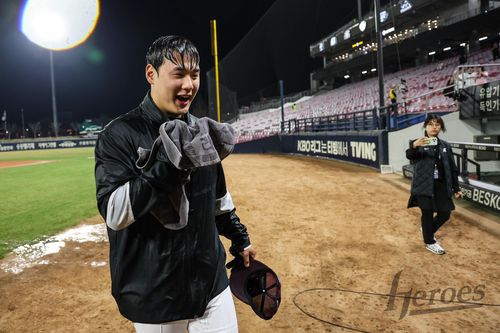 데뷔전에서 선발승을 거둔 뒤, 축하 물세례를 받은 키움 정현우[키움 히어로즈 제공. 재판매 및 DB 금지]