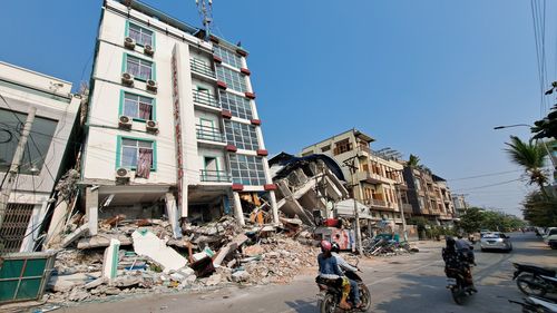 기울어진 호텔(만달레이=연합뉴스) 박의래 특파원 = 31일 미얀마 만달레이 시내에 있는 호텔 건물이 기울어져 있다. 2025.3.31. laecorp@yna.co.kr