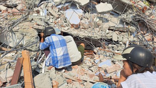 집안 수색하는 미얀마 시민들(만달레이=연합뉴스) 박의래 특파원 = 31일 미얀마 만달레이에서 주민들이 무너진 주택 안을 살펴보고 있다. 2025.3.31. laecorp@yna.co.kr