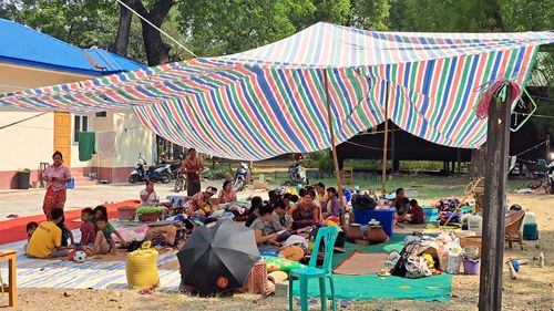 텐트에서 생활하는 이재민들(만달레이=연합뉴스) 박의래 특파원 = 31일 미얀마 만달레이에 있는 한 관공서 공터에 주민들이 모여 천막을 치고 생활하고 있다. 2025.3.31. laecorp@yna.co.kr