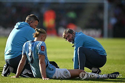 치료받는 맨시티의 엘링 홀란[AFP=연합뉴스]
