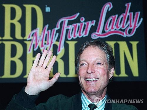 1995년 베를린에서 열린 기자회견에서 손을 흔들고 있는 리처드 체임벌린[AP 연합뉴스 자료사진. 재판매 및 DB 금지]