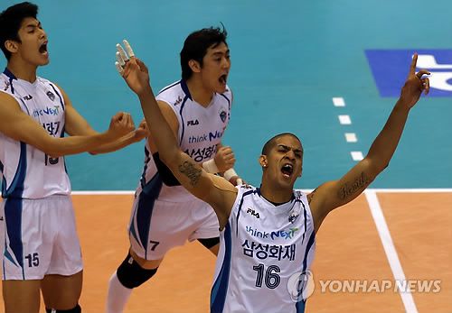 레오 포효(대전=연합뉴스) 이재림 기자 = 4일 대전 충무체육관에서 열린 2013-2014 NH농협 V리그 삼성화재와 우리카드의 경기. 삼성화재 레오가 고희진의 서브 에이스에 기뻐하며 포효하고 있다. 뒤쪽은 유광우와 지태환. 2014.3.4 walden@yna.co.kr