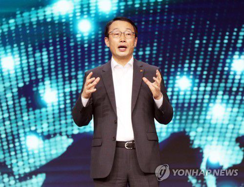 구현모 KT 대표 기조연설(바르셀로나=연합뉴스) 28일 오후(현지시간) 구현모 KT 대표가 스페인 바르셀로나 피라 그란 비아 전시장에서 열린 세계 최대 이동통신 전시회 '모바일월드콩그레스'(MWC 2023)에서 '협업(Co-Creation)을 위한 시간인가?'를 주제로 기조연설을 하고 있다. 2023.2.28 [사진공동취재단] photo@yna.co.kr