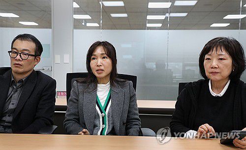 "입양제도 관련 법령 개선해야"왼쪽부터 이승훈 사무국장, 배진시 대표, 권희정 소장 [진성철 기자 촬영]