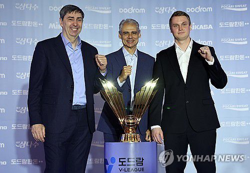 2024-2025 V리그 남자부 포스트시즌 미디어데이(서울=연합뉴스) 윤동진 기자 = 21일 서울 청담동 리베라호텔에서 열린 2024-2025 V리그 남자부 포스트시즌 미디어데이에서 참석팀 감독들이 기념촬영을 하고 있다. 왼쪽부터 필립 블랑 현대캐피탈 감독, 레오나르도 아폰소 KB손해보험 감독, 토미 틸리카이넨 대한항공 감독. 2025.3.21 mon@yna.co.kr