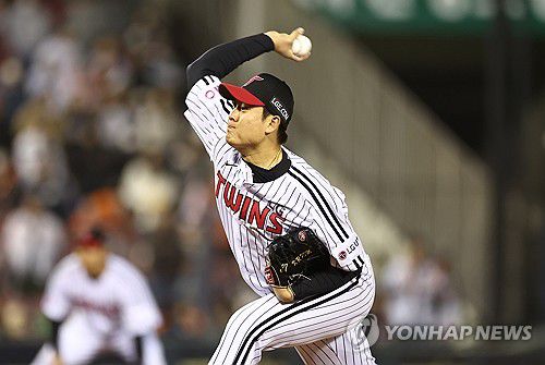 역투하는 김강률(서울=연합뉴스) 윤동진 기자 = 25일 잠실야구장에서 열린 2025 KBO리그 한화 이글스 대 LG 트윈스 경기. 9회 초 LG 김강률이 역투하고 있다. 2025.3.25 mon@yna.co.kr