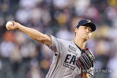 한화 선발 투수 엄상백(서울=연합뉴스) 신현우 기자 = 26일 서울 잠실야구장에서 열린 프로야구 2025 신한 SOL 뱅크 KBO리그 한화 이글스와 LG 트윈스의 경기.     1회말 한화 선발 투수 엄상백이 역투하고 있다. 2025.3.26 nowwego@yna.co.kr