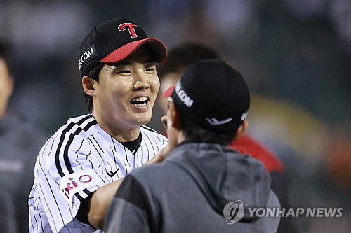 염경엽 감독과 하이파이브하는 임찬규(서울=연합뉴스) 신현우 기자 = 26일 서울 잠실야구장에서 열린 프로야구 2025 신한 SOL 뱅크 KBO리그 한화 이글스와 LG 트윈스의 경기가 4-0으로 끝난 뒤 생애 첫 완봉승을 기록한 LG 선발 투수 임찬규가 염경엽 감독과 하이파이브하고 있다. 2025.3.26 nowwego@yna.co.kr