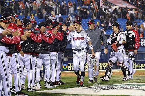 5연승 질주하는 LG 트윈스(서울=연합뉴스) 서대연 기자 = 27일 서울 잠실야구장에서 열린 프로야구 2025 신한 SOL 뱅크 KBO리그 한화 이글스와 LG 트윈스의 경기.     2-1로 승리를 거두며 5연승을 달성한 LG 선수들이 자축하고 있다. 2025.3.27 dwise@yna.co.kr