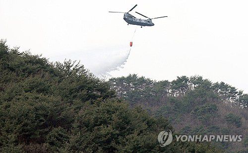 치누크 헬기 산불 진화(산청=연합뉴스) 김동민 기자 = 28일 오후 경남 산청군 시천면 상공에서 CH-47 치누크(Chinook) 헬기가 산불 진화를 위해 이동하고 있다. 2025.3.28 image@yna.co.kr