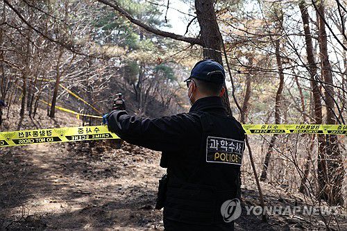 경북산불 발화 추정 지점 현장조사(의성=연합뉴스) 박세진 기자 = 경북경찰청 형사기동대와 과학수사계가 29일 경북산불 최초 발화 추정 지점인 의성군 괴산리 야산에서 현장 조사를 하고 있다. 2025.3.29 psjpsj@yna.co.kr