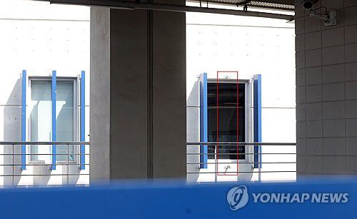 창원NC파크 구조물 낙하 현장(창원=연합뉴스) 김동민 기자 = 지난 29일 경남 창원시 마산회원구 창원NC파크에서 NC 다이노스와 LG 트윈스 경기 중 3루 방향 건물에 설치된 구조물(붉은 선) 일부가 떨어지는 사고가 발생했다.     이 사고로 관중 3명이 다쳤고, 30일 열릴 예정이던 NC와 LG 경기는 시설물 안전 점검을 위해 연기됐다. 사진은 30일 촬영한 현장 모습. 2025.3.30 image@yna.co.kr