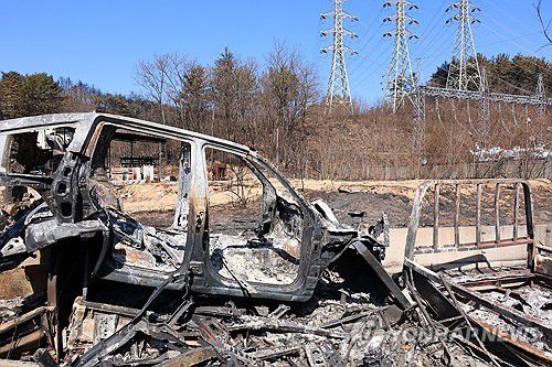 영덕 변전소 근처까지 번진 산불(영덕=연합뉴스) 손대성 기자 = '경북 산불'로 영덕 일대에 큰 피해가 난 가운데 30일 영덕군 영덕읍 외곽의 변전소 인근 자동차정비업체에 불에 탄 차가 놓여 있다. 2025.3.30 sds123@yna.co.kr