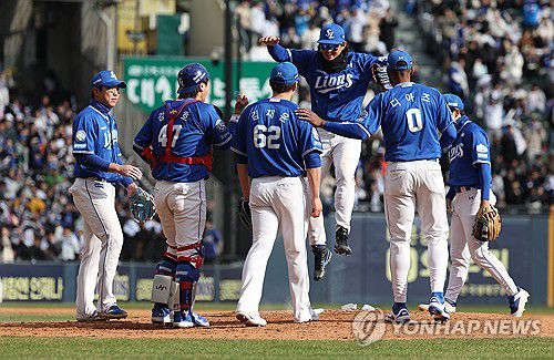 3-2 승리 거둔 삼성(서울=연합뉴스) 김성민 기자 = 30일 서울 잠실야구장에서 열린 프로야구 2025 신한 SOL 뱅크 KBO리그 삼성 라이온즈와 두산 베어스의 경기. 3-2로 승리를 거둔 삼성 선수들이 기뻐하고 있다. 2025.3.30 ksm7976@yna.co.kr
