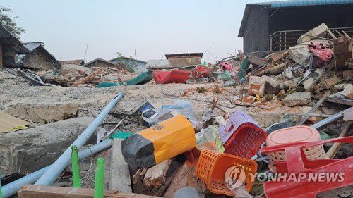 지진으로 완전히 무너져 버린 유치원(짜우세[미얀마]=연합뉴스) 박의래 특파원 = 미얀마에서 28일(현지시간) 7.7 규모 강진이 발생하면서 미얀마 중부 짜우세시에 있는 2층 규모 유치원 건물이 무너진 모습.      마을 주민 아웅첸미(30)씨는 "어린이 70명 정도가 다니는 곳"이라며 "사고가 나고 동네 주민들이 모여서 구조 작업을 펼쳤는데 교사 1명과 급식 조리사 1명, 유치원생 13명이 숨진 것으로 알고 있다"고 말했다. 2025.3.30 laecorp@yna.co.kr