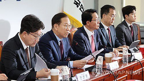 비대위원 회의에서 발언하는 권영세 비대위원장(서울=연합뉴스) 김주형 기자 = 국민의힘 권영세 비상대책위원장(왼쪽 두번째)이 31일 국회에서 열린 비상대책위원 회의에서 발언하고 있다. 2025.3.31 kjhpress@yna.co.kr