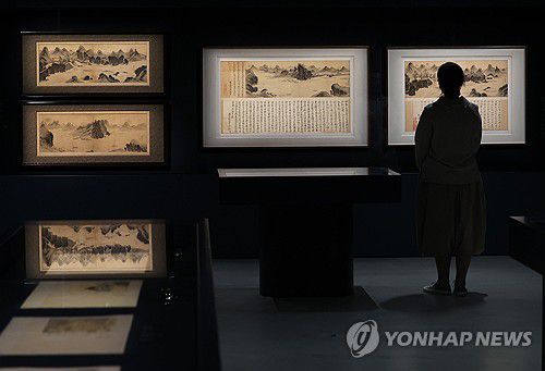 역대 최대 규모의 '겸재 정선' 전시(용인=연합뉴스) 홍기원 기자 = 31일 경기도 용인시 호암미술관에서 열린 특별전 '겸재 정선' 기자간담회에서 참석자들이 작품을 살펴보고 있다.     국보 '금강전도'와 '인왕제색도' 등 조선을 대표하는 화가 겸재 정선(1676~1759)의 대표작을 한자리에 모은 대규모 전시 '겸재 정선'은 다음 달 2일 호암미술관에서 개막한다. 2025.3.31 xanadu@yna.co.kr