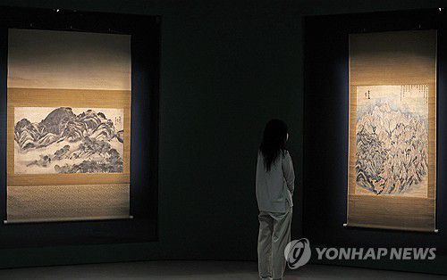 '인왕제색도'와 '금강전도'를 한눈에(용인=연합뉴스) 홍기원 기자 = 31일 경기도 용인시 호암미술관에서 열린 특별전 '겸재 정선' 기자간담회에서 참석자들이 '인왕제색도'(왼쪽)와 '금강전도'를 살펴보고 있다.     국보 '금강전도'와 '인왕제색도' 등 조선을 대표하는 화가 겸재 정선(1676~1759)의 대표작을 한자리에 모은 대규모 전시 '겸재 정선'은 다음 달 2일 호암미술관에서 개막한다. 2025.3.31 xanadu@yna.co.kr