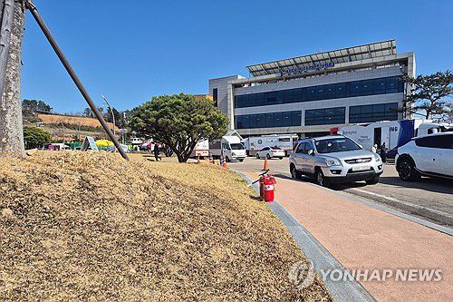 대피소 근처까지 번진 산불(영덕=연합뉴스) 손대성 기자 = 31일 경북 영덕군 영덕읍 영덕국민체육센터(오른쪽 뒤 건물) 주변 잔디밭에 검게 탄 흔적이 남아 있다.     의성에서 시작된 경북산불은 지난 25일 영덕까지 번지면서 주민이 대피한 영덕군 영덕국민체육센터 주변도 탔다. 2025.3.31 sds123@yna.co.kr