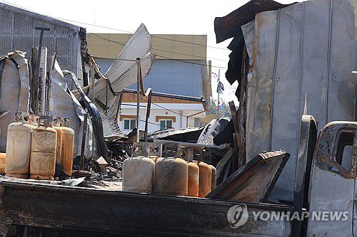 면사무소 위협한 산불(영덕=연합뉴스) 손대성 기자 = 31일 경북 영덕군 지품면사무소(가운데 건물) 주변에 탄 흔적이 남아 있다.     의성에서 시작된 경북산불은 지난 25일 영덕까지 번졌다. 2025.3.31 sds123@yna.co.kr