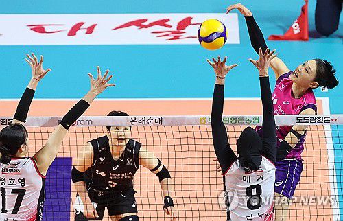 공격하는 김연경(인천=연합뉴스) 임순석 기자 = 31일 인천 삼산월드체육관에서 열린 프로배구 V리그 여자부 챔피언결정전 흥국생명과 정관장의 1차전 경기. 흥국생명 김연경이 공격하고 있다. 2025.3.31 soonseok02@yna.co.kr