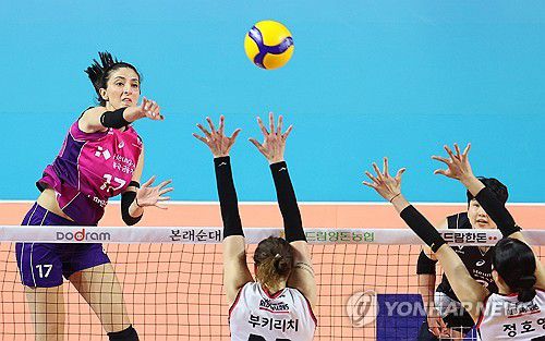 공격하는 투트쿠(인천=연합뉴스) 임순석 기자 = 31일 인천 삼산월드체육관에서 열린 프로배구 V리그 여자부 챔피언결정전 흥국생명과 정관장의 1차전 경기. 흥국생명 투트쿠가 공격하고 있다. 2025.3.31 soonseok02@yna.co.kr